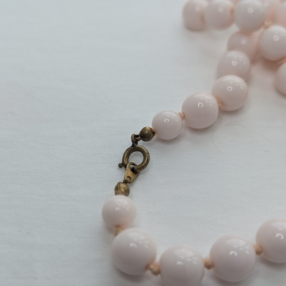 1950s Light Pink Coral Glass Hand Knotted Necklace - Classic Vintage Jewelry - Picture 5 of 6